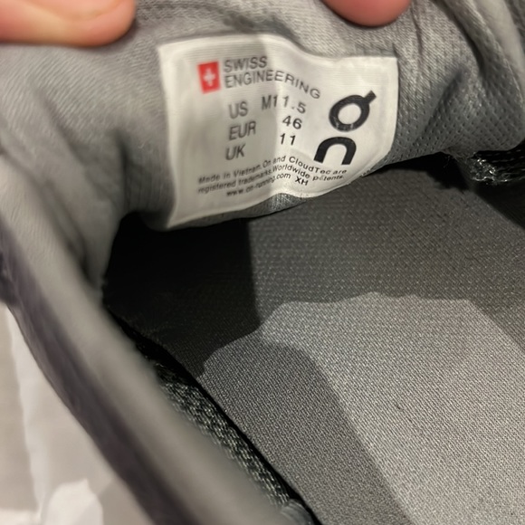 On Cloud mens running shoes 11.5 - Picture 6 of 7